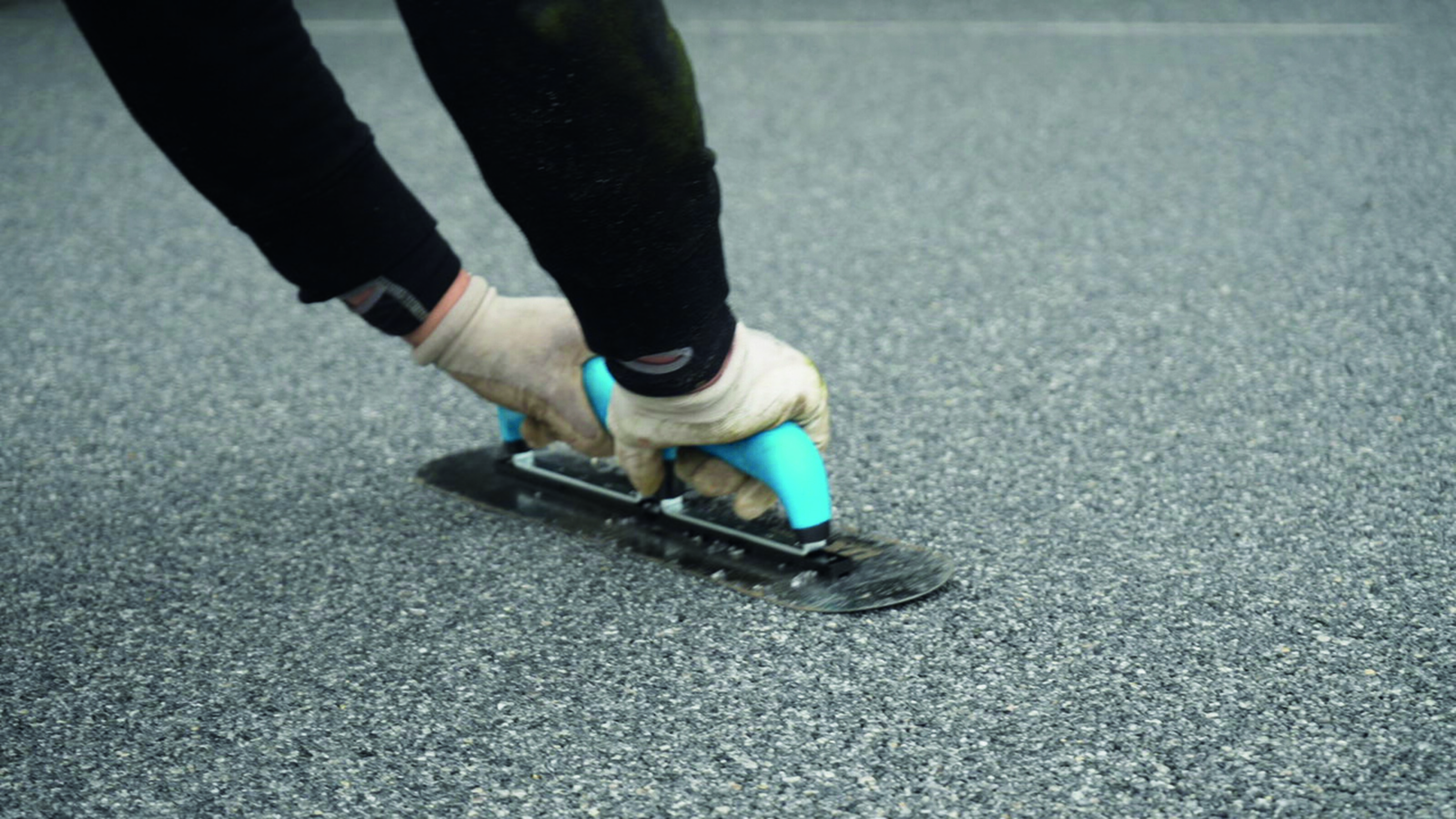 Voet in sneaker op schaats op asfalt, klaar om te starten.