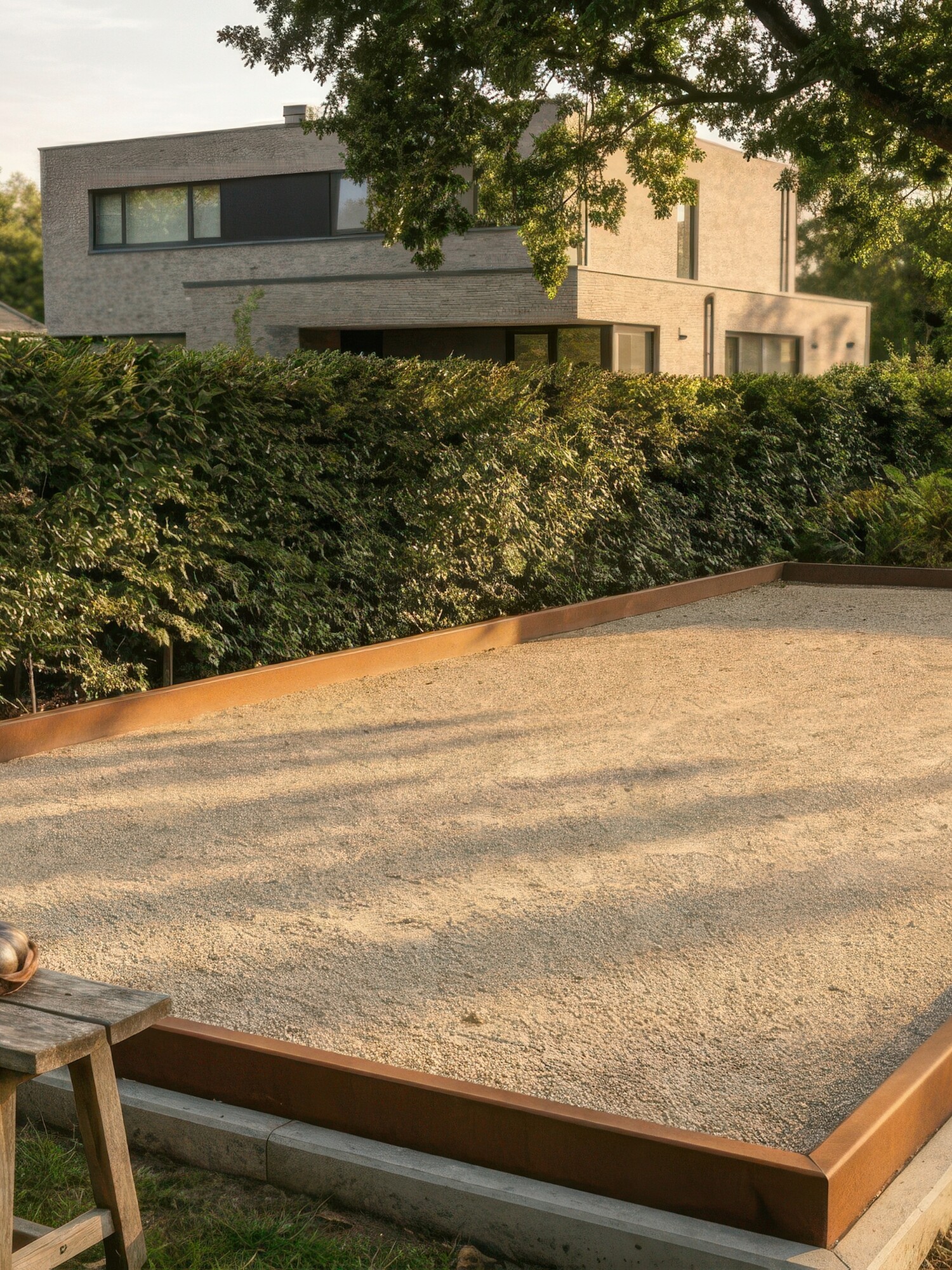 Houten terrasframe op schragen in tuin, met lichtgrijze bestrating erin