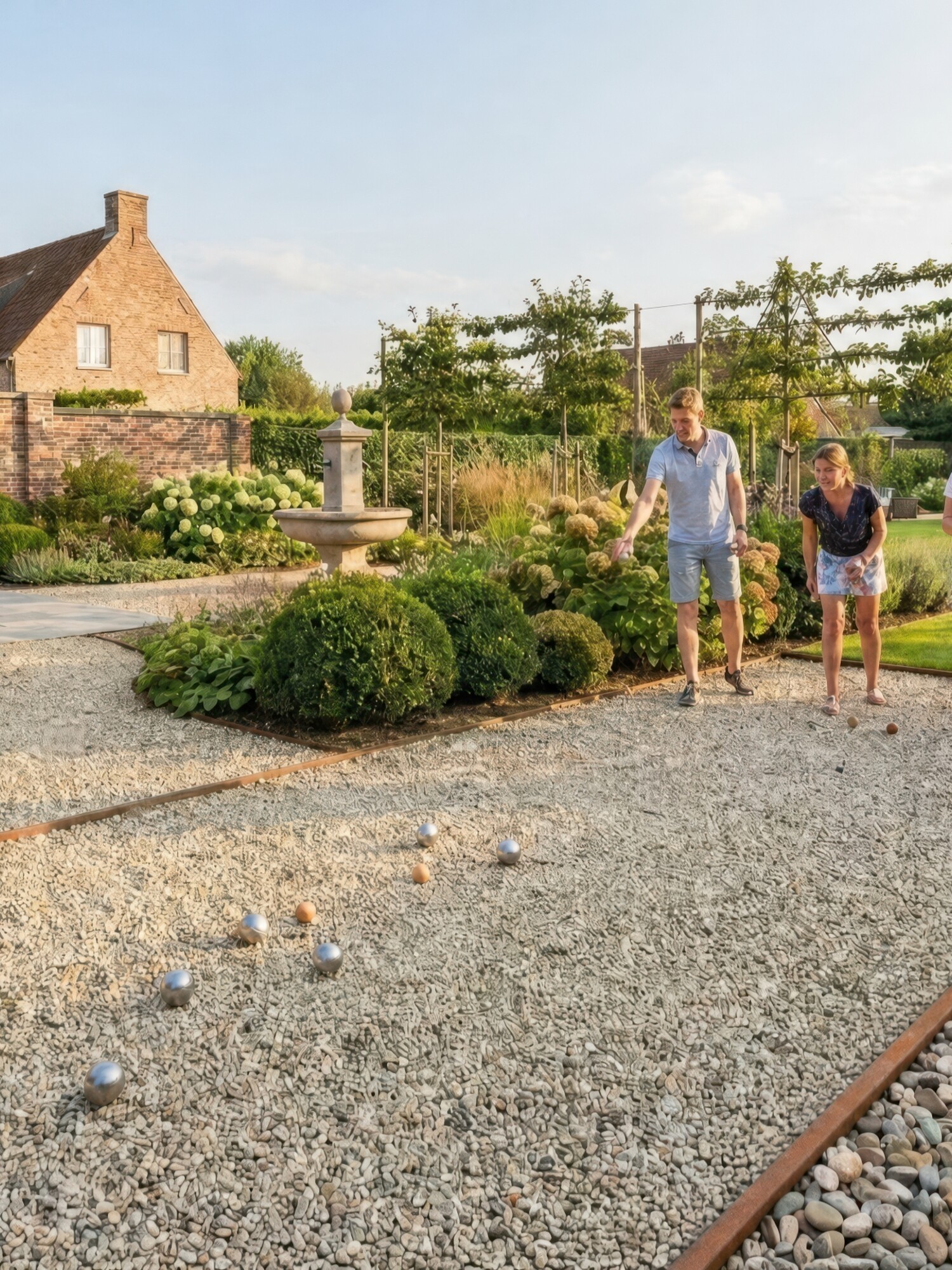 Vier kinderen lopen langs een grindpad met spoorrails bij een boerderij in avondlicht