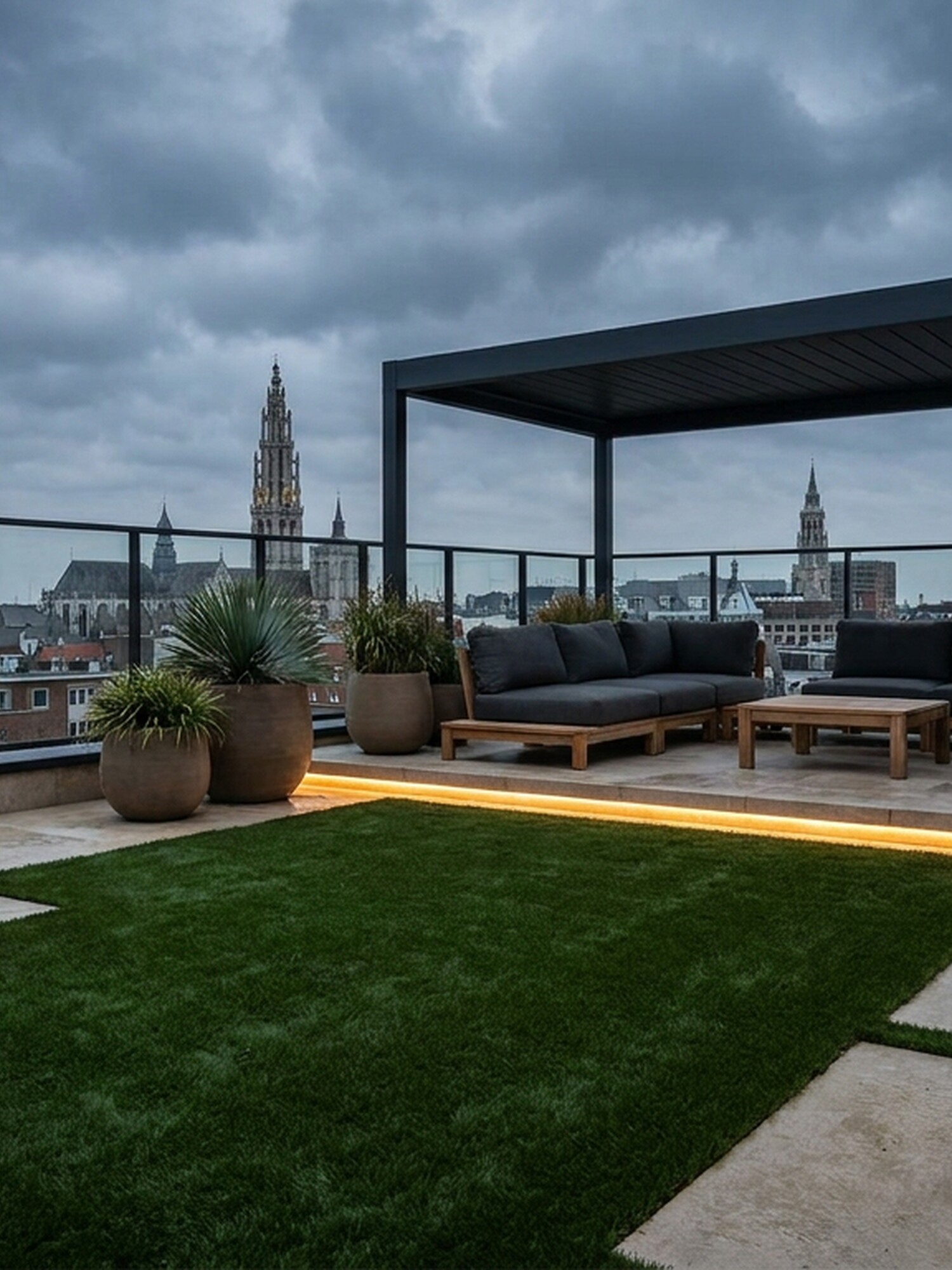 Moderne dakterras met gras, loungezetels en skyline onder bewolkte hemel