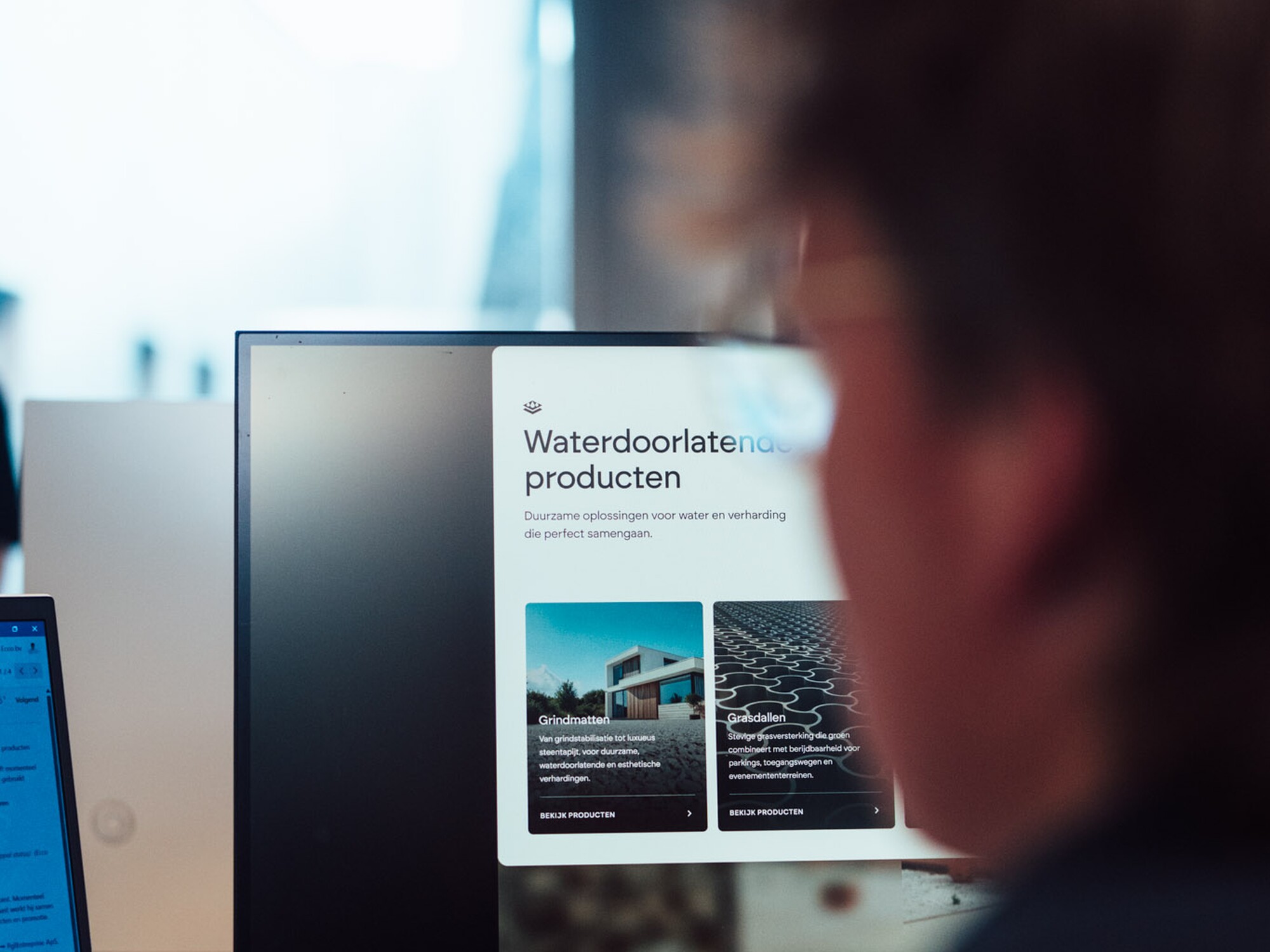 Onscherpe persoon voor laptopschermen op een bureau in een kantooromgeving